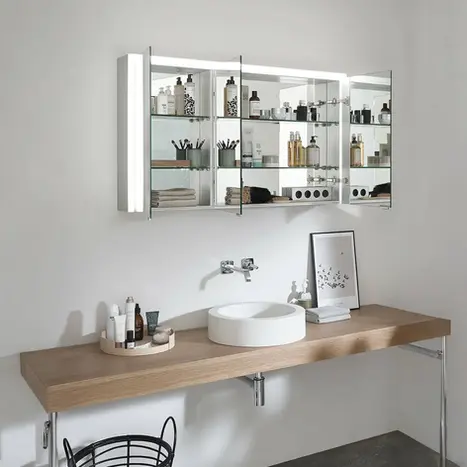 Funktionalität trifft Design: Geöffneter Spiegelschrank zeigt großzügigen Stauraum und hochwertige Verarbeitung über einem Holz-Waschtisch – BAD ELEMENTE.