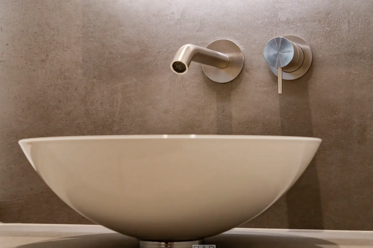 Modernes Waschbecken-Ensemble mit indirekter Beleuchtung im Hintergrund