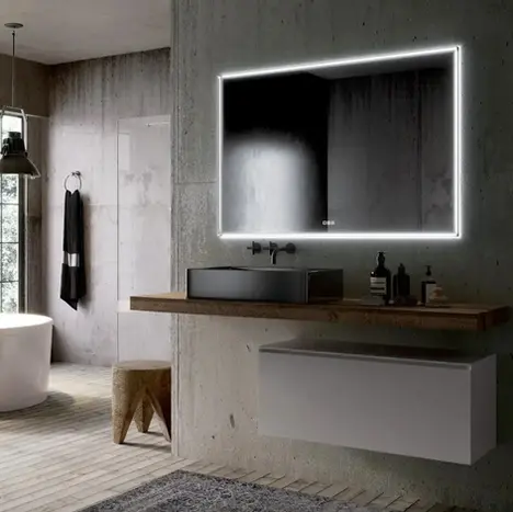 Eleganter horizontaler Badezimmerspiegel mit dezenter LED-Hintergrundbeleuchtung über einer Kombination aus Holz und schwarzer Keramik – BAD ELEMENTE.