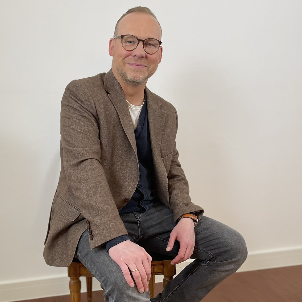 stephan-buehler gruenderv on kunstbewertung sitzt auf einem stuhl