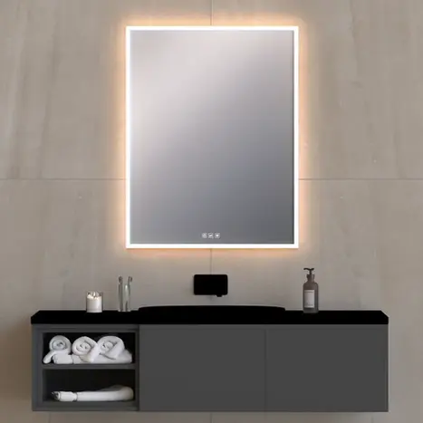 Moderner vertikaler LED-Lichtspiegel mit Touch-Sensor über einem kompakten schwarzen Badmöbel-Set – smarte Badausstattung von BAD ELEMENTE Hamburg.