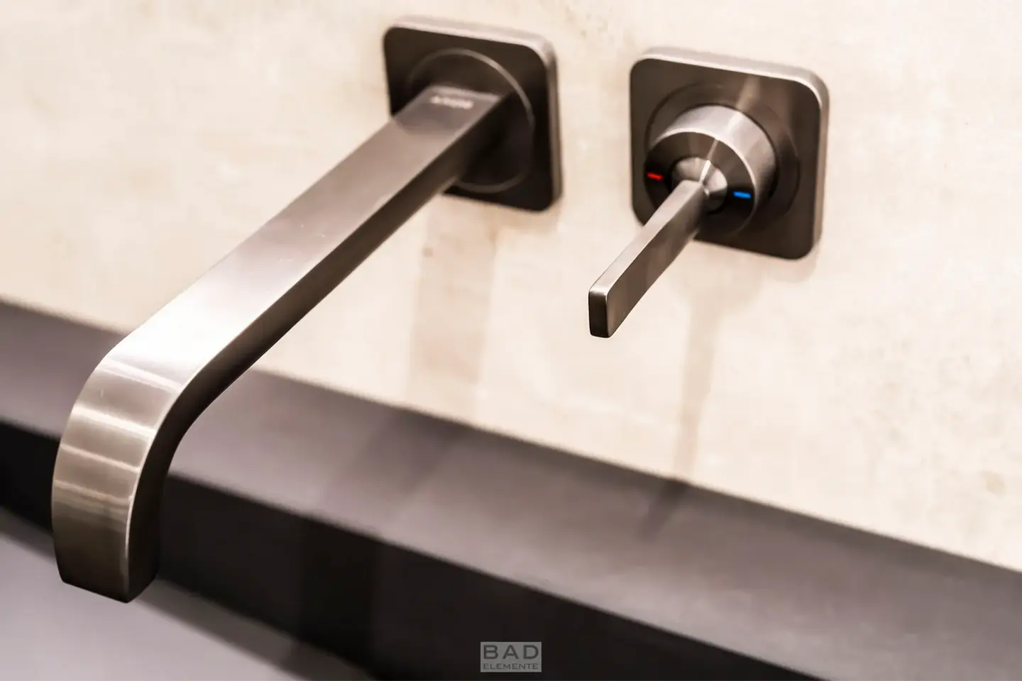 Wandmontierte Waschtisch-Armatur in minimalistischem Design