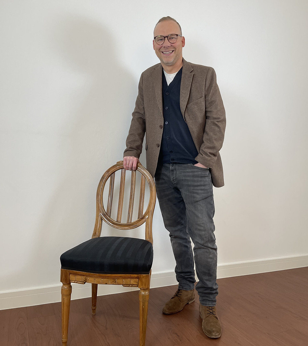 stephan-buehler-inhaber von kunstbewertung.info steht in seinem Studio