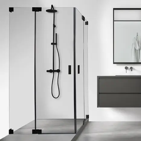 Moderne Eck-Duschkabine mit markanten schwarzen Rahmenprofilen und minimalistischem Design – trendige Badausstattung von BAD ELEMENTE Hamburg.
