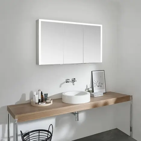 Großzügiger Spiegelschrank mit drei Sektionen über einem runden Aufsatzwaschbecken auf einer hellen Holzkonsole – individuelle Planung von BAD ELEMENTE.