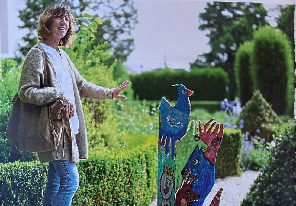Künstlerin Yvette Rischette zeigt ihre Skulptur, die für das Projekt ab jetzt im Vorgarten von André Schwarz-Reding steht. Ihre Kunst bezeichnet Rischette als „lebensfroh und lustig“, sich selbst als sehr naturverbunden.