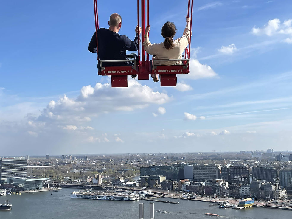 2 Menschen im Amsterdam Tower Swing