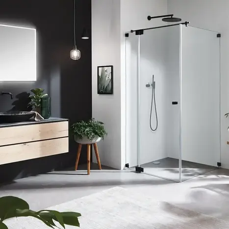 Großzügige Walk-In Dusche mit schwarzen Profilen, kombiniert mit einem modernen Holz-Waschtisch in einem dunklen Bad-Design – BAD ELEMENTE Hamburg.