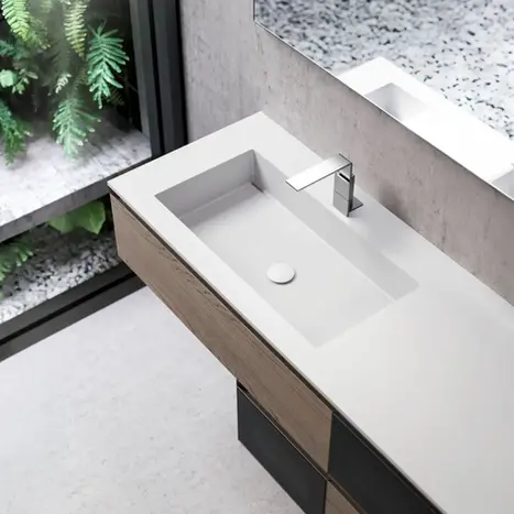 Elegantes Bad-Interieur: Weißes, rechteckiges Waschbecken auf einem strukturierten, dunklen Unterschrank – hochwertige Badausstattung in Hamburg-Winterhude.