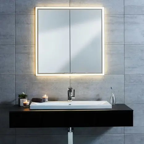 Moderner quadratischer Wandspiegel mit umlaufendem LED-Lichtrahmen über einem puristischen schwarzen Waschtisch – hochwertige Badausstattung in Hamburg.
