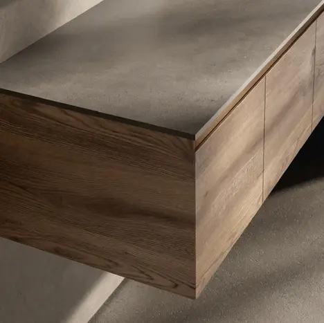 Präzision im Detail: Badmöbel mit natürlicher Holzmaserung und einer extrem flachen, dunklen Waschtischabdeckung – exklusiv bei BAD ELEMENTE.