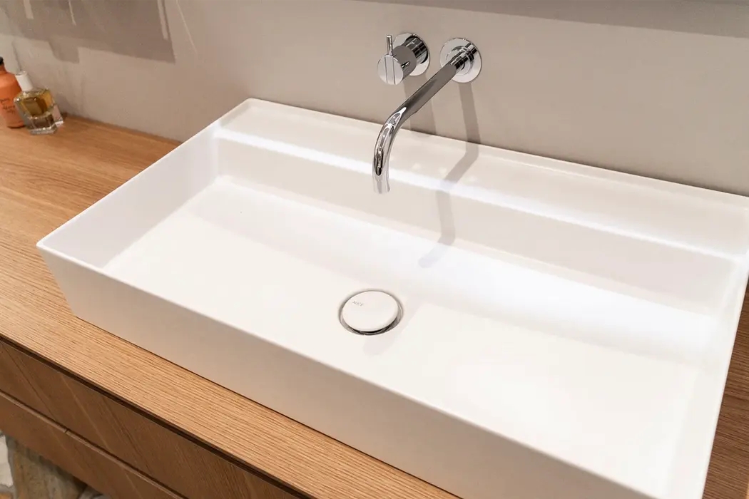 Großes weißes Aufsatzwaschbecken für die moderne Badgestaltung