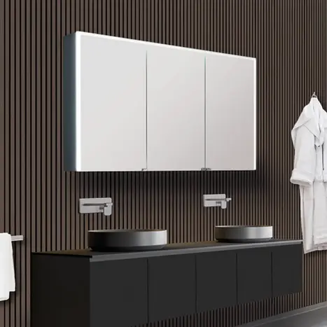 Exklusiver dreitüriger Spiegelschrank über einem mattschwarzen Doppelwaschtisch – minimalistische Badarchitektur von BAD ELEMENTE Hamburg.
