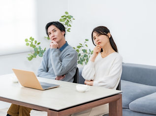 悩む男女