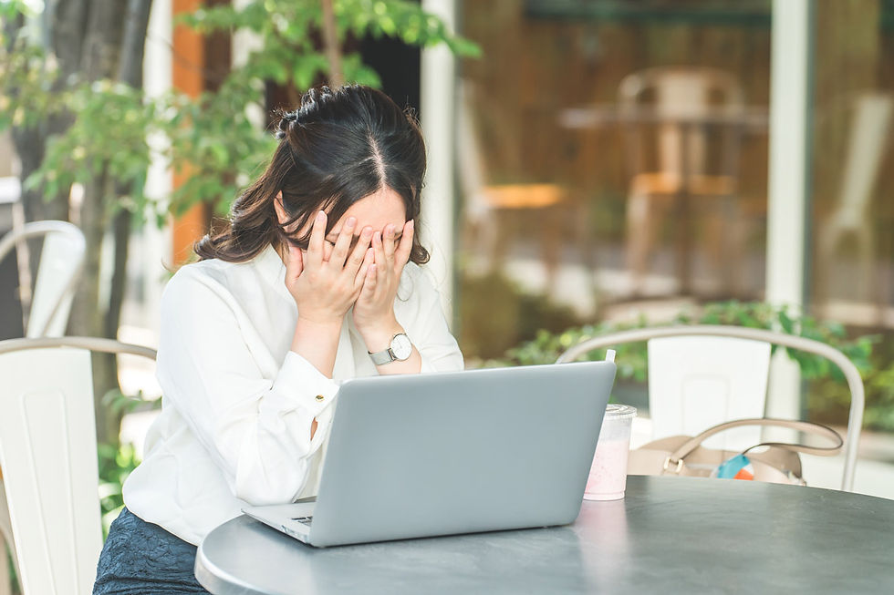 考えがまとまらない仕事中の女性