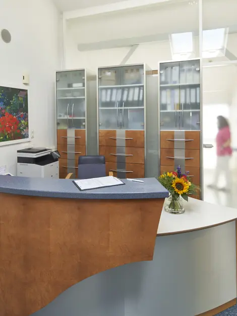 Zahnarztpraxis Dr. Joachim Tabellion: Empfangsbereich mit Mitarbeiterin