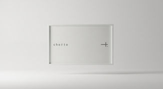 漢字の「一寸」を変形・抽象化したシンボルマークと、chottoのタイポグラフィが配置された横長のブランディング画像。白を基調としたミニマルな空間に浮かぶロゴデザイン。