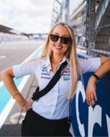 Charlotte davies, mercdes F1 communication