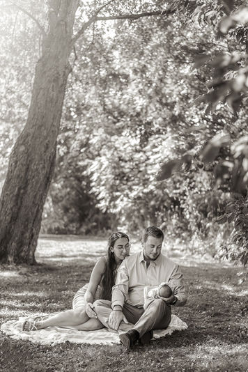 Lifestyle newborn photoshoot, newborn session, outdoor newborn session, summer newborn