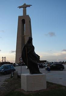 Escultura da Beata Maria do Divino Coração