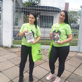 Ação de Live Marketing com folder e uniforme