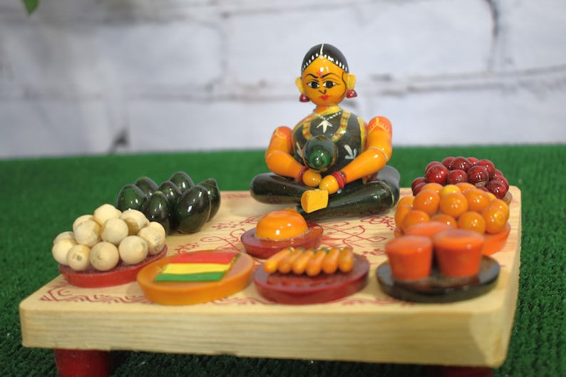 Wooden showpiece woman selling Vegetables 