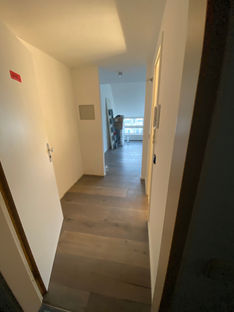 Flurinterieur mit Fokus auf dem Boden.