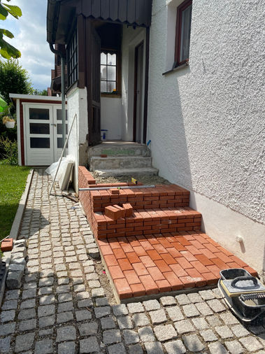 Restaurierung der Veranda mit Ziegelmauerwerk.