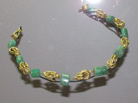Bijou gréco-romain en or et pierres orné de plusieurs nœuds d'Héraclès, symbole de force et de protection dans l'Antiquité.