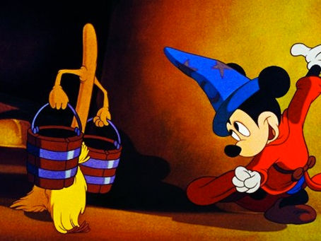 Scène de Fantasia : l'apprenti sorcier, une image qui illustre le lien intemporel entre la magie de Disney et un récit de Lucien de Samosate.