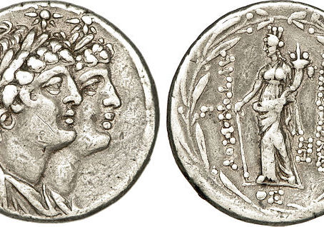 Tétradrachme grec ancien. Sur l'avers, les visages des Dioscures (Castor et Pollux) surmontés d'étoiles, symboles de leur immortalité.