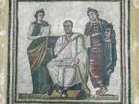 Scène antique sur mosaïque montrant un poète ou un dramaturge entouré de muses, illustrant la culture littéraire gréco-romaine.