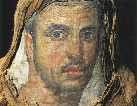 Gros plan sur un portrait funéraire du Fayoum, une peinture réaliste sur bois de l'Égypte romaine représentant le visage d'un homme.