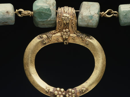 Détail d'un collier romain avec une lunule, un symbole féminin de protection et de fertilité du 1er siècle après J.-C.