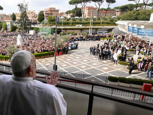 Essas foram as palavras do Papa ao saudar os fiéis, romanos e turistas que foram ao Hospital Gemelli para ver o Pontífice depois de 38 dias de internação, a mais longa do seu pontificado.