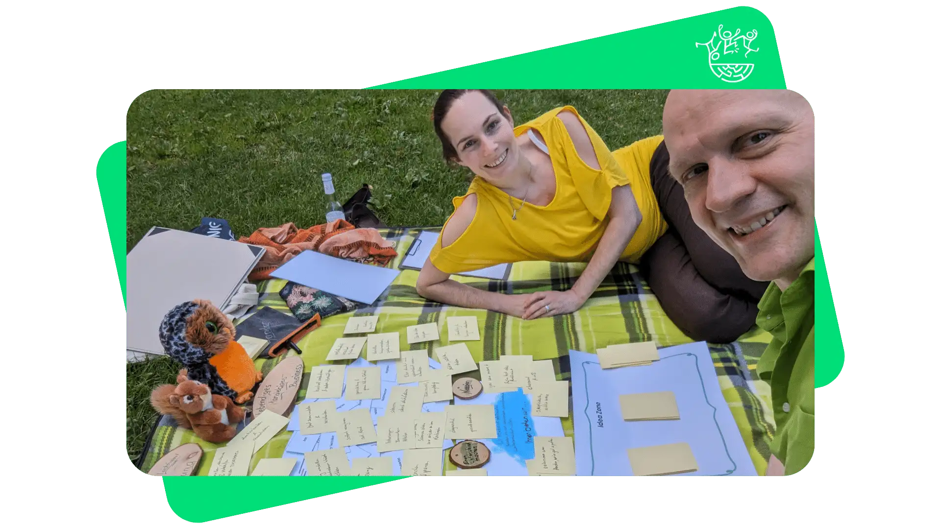 Sandor Kersting und Conny Jost legen auf der Picknick-Matte mit viel Ideen als Karteikarten und mit ihren 2 Stofftier Maskottchen.