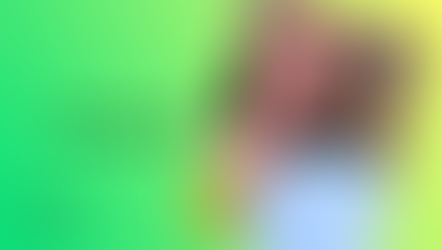 Smiling woman points at screen with text. Background is a green gradient with "12 von 12" and "Over the Maze" logo. Bright, cheerful mood.