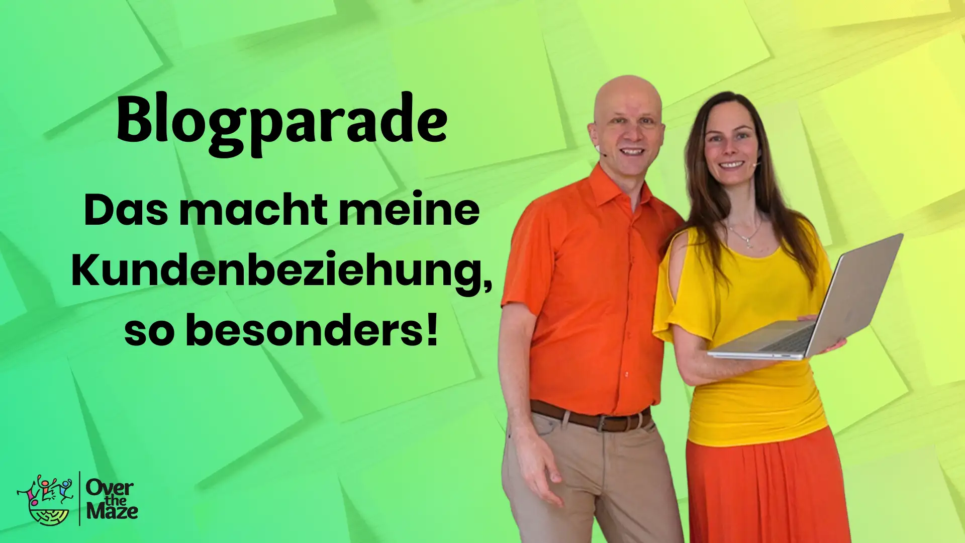 Conny hält ein Laptop und Sandor lächelt mit ihr in die Kamera
