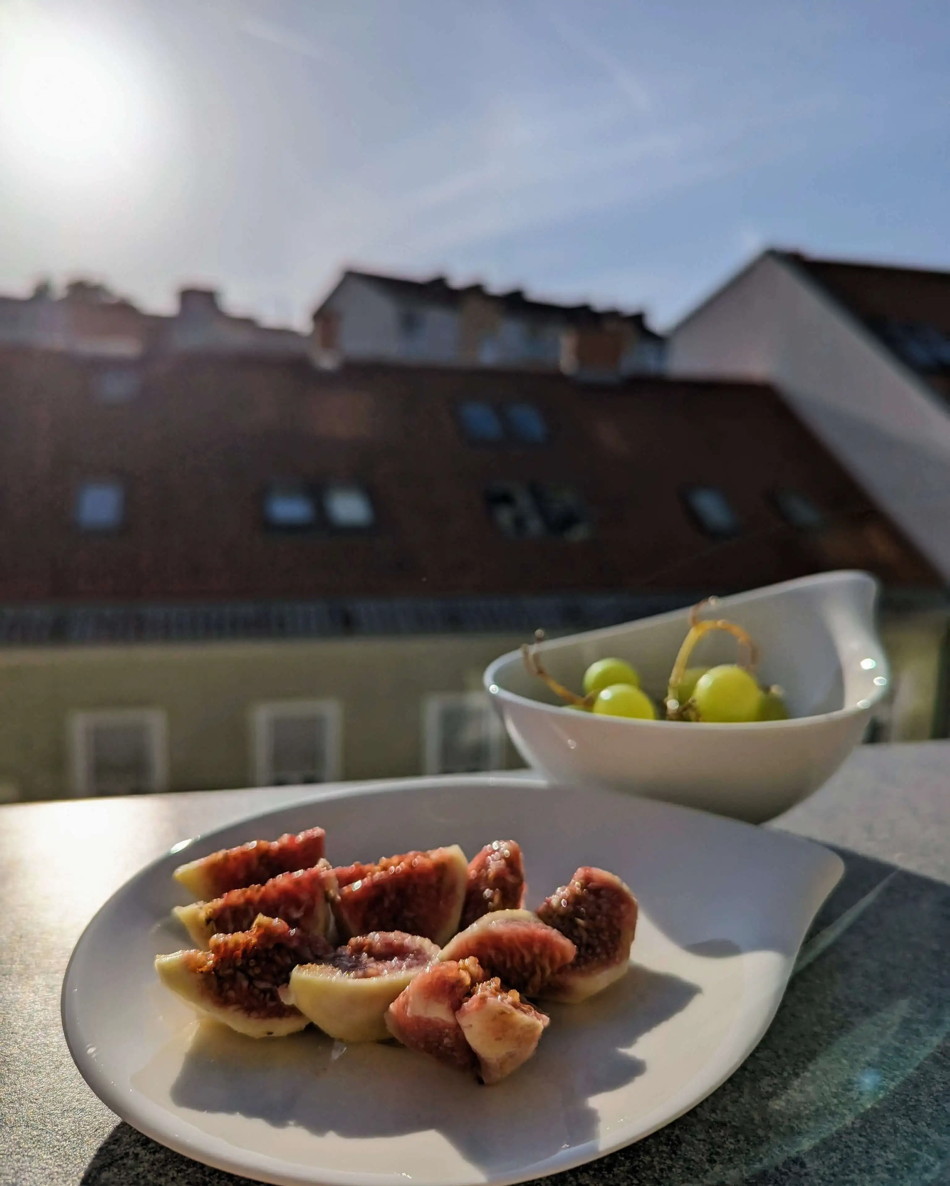 Früchte auf 2 Tellern.