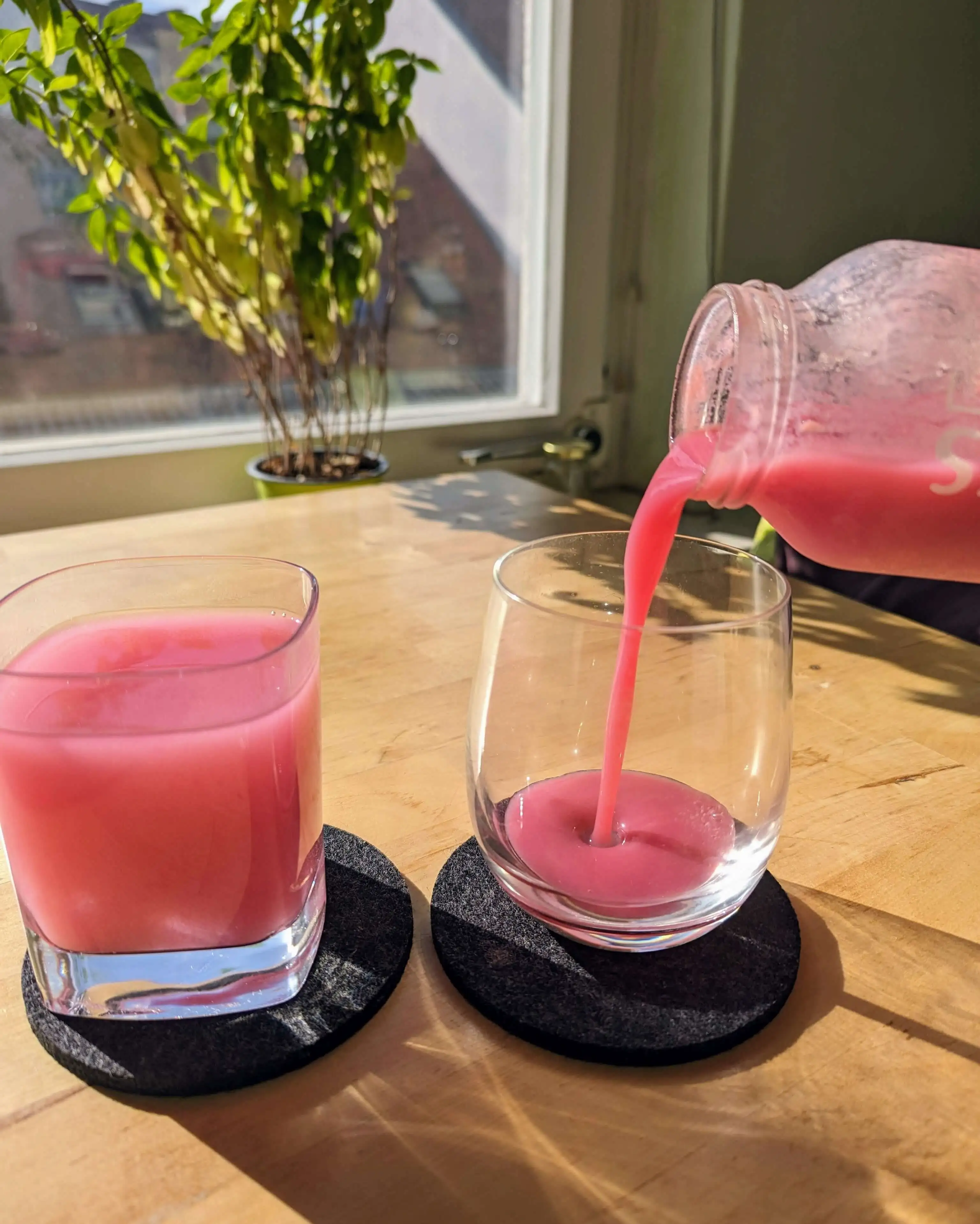 2 Glaeser mit Fruchtsaft.