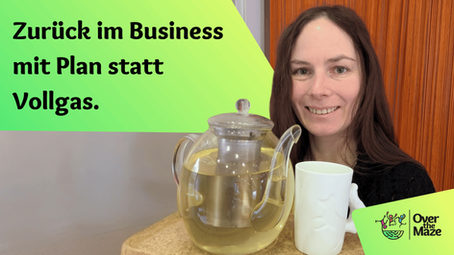 Conny Jost sitzt entspannt mit einem Tablet, auf dem eine Teekanne und eine Tasse abgebildet sind.