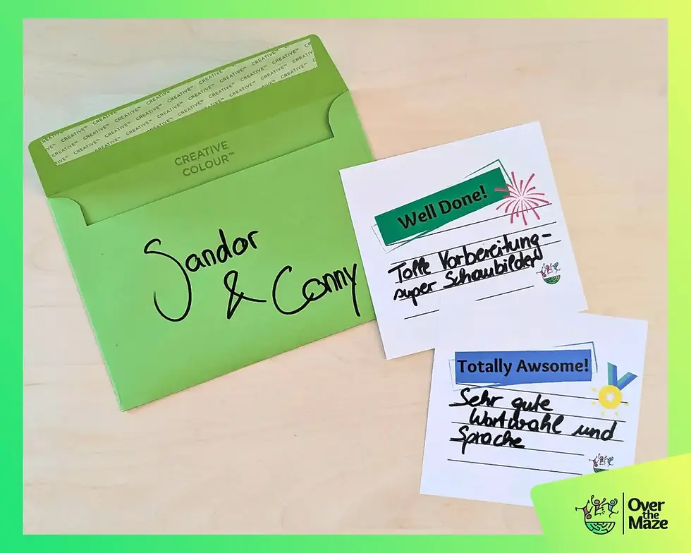 Ein Flipchart mit der Überschrift "SPOT Matrix". Darunter eine Vierfelder-Matrix mit den Kategorien "Stärken", "Chancen", "Bedrohungen" und "Probleme". Rechts daneben ein Foto vom gleichen Flipchart, der nun mit vielen Klebezetteln in den Farben gelb, grün und pink beklebt ist.