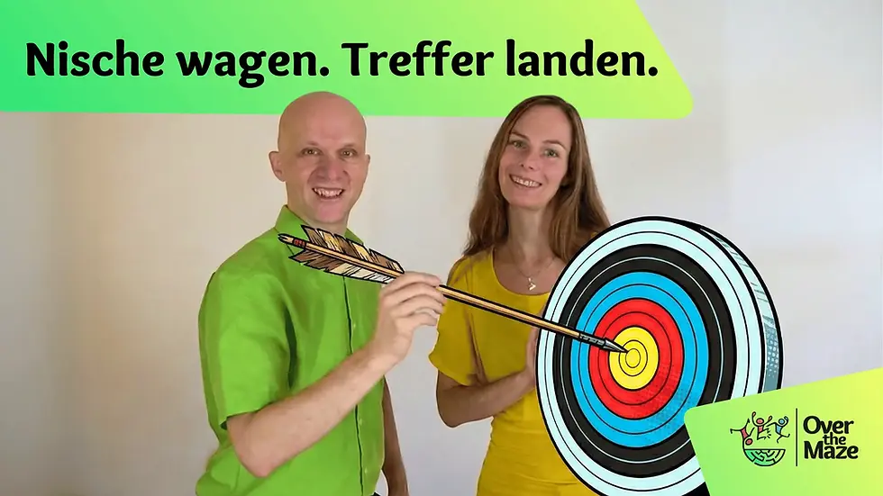 Conny und Sandor von OverTheMaze mit Pfeil und Zielscheibe als Symbol für fokussierte Positionierung im Business