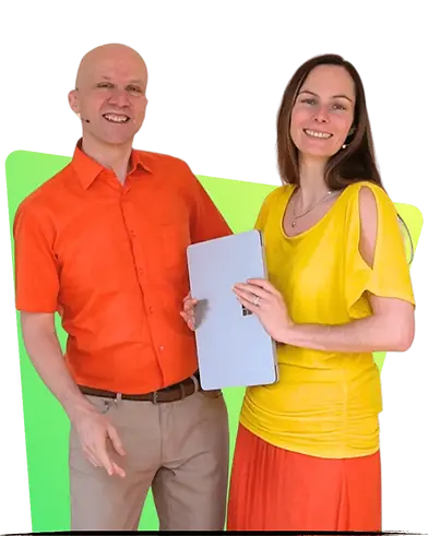 Auf diesem Bild siehst du Sandor und Conny fröhlich nebeneinander stehen und in die Kamera lächeln. Sandor trägt ein leuchtend oranges Hemd, passend zu seiner entspannten Haltung, die seine gelassene, offene Art unterstreicht. Conny neben ihm, in einem gelben Top, hält ein Laptop in der Hand. Ihre Haltung zeigt Bereitschaft und Professionalität. Zusammen verkörpern sie ein harmonisches Team, das Freude und Tatendrang ausstrahlt.