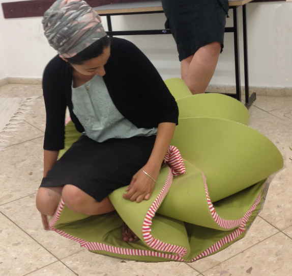 הכורסא בפיתול בישיבה