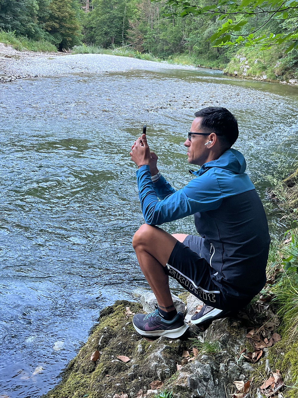 Tommy bei einer seiner Ressourcen, beim fotografieren neben einem Wasser