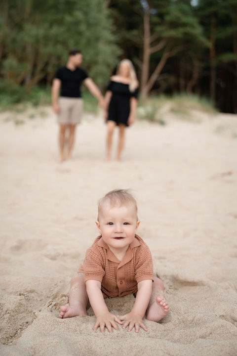 Šeimos fotosesija klaipeda. Geriausi šeimos fotografai pajūryje. Šeimos fotosesijos kainos. Šeimos fotosesija prie jūros. Ka veikti su vaikais prie juros. šeimos fotosesija studijoje. fotostudija klaipeda. 