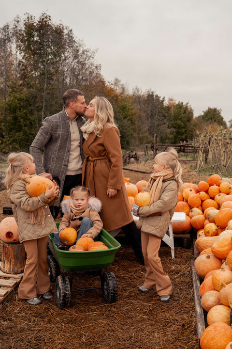 Šeimos fotosesija klaipeda. Geriausi šeimos fotografai pajūryje. Šeimos fotosesijos kainos. Šeimos fotosesija prie jūros. Ka veikti su vaikais prie juros. gofio braskes ukis. fotosesija su moliugais klaipeda. gokio braskes.