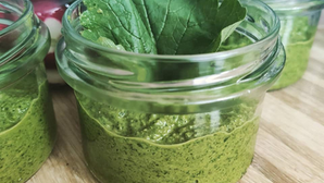 Liście rzodkiewki, a może zrobić pesto.