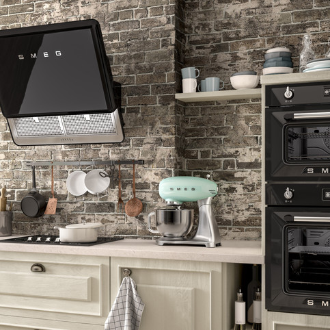 דוגמא למטבח בעל עיצוב קלאסי בצבעים בהירים, אשר שולבו בו מוצרי חשמל של סמג דווקא בצבע שחור בוהק, ליצירת ניגודיות ועניין
כדאי לשים לב לשילוב המעניין בין קולט האדים השחור בעיצוב רטרו התואם לבין זוג תנורי האפיה